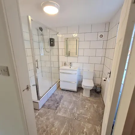 Guest - En-suite Parking & Garden